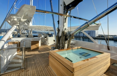 SY20SPIRIT20OF20THE20CS20-20Sundeck20hot20tub1